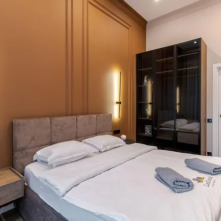 простора двокімнатна з ізольованими спальнями у центрі львова Apartmán Lvov