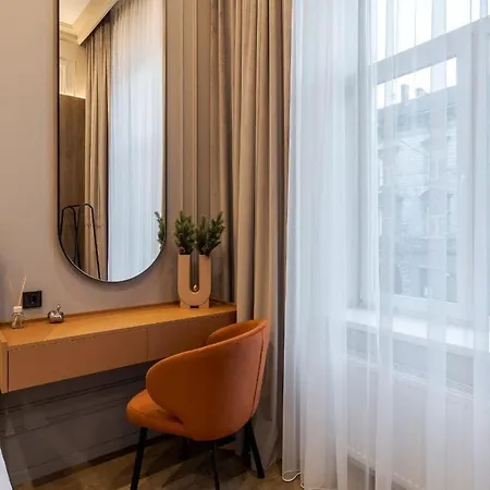 простора двокімнатна з ізольованими спальнями у центрі львова