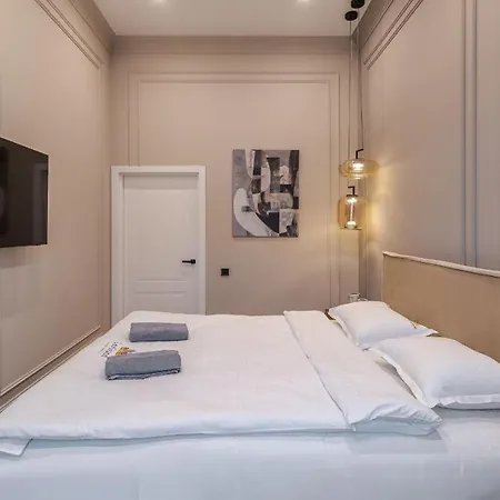 простора двокімнатна з ізольованими спальнями у центрі львова Apartmán