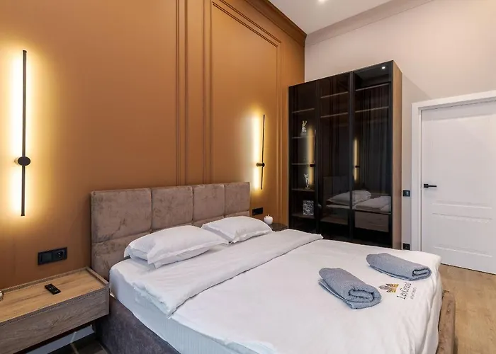 простора двокімнатна з ізольованими спальнями у центрі львова Apartment Lviv