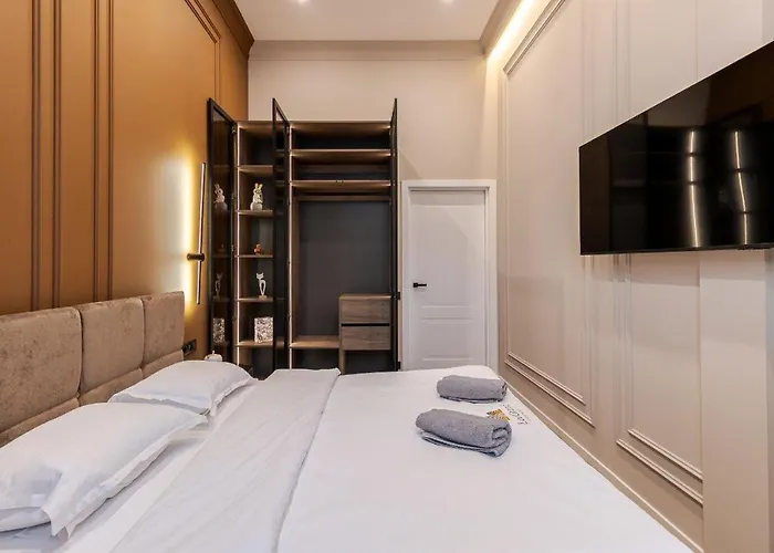 простора двокімнатна з ізольованими спальнями у центрі львова Apartment