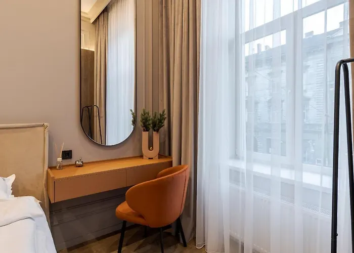 простора двокімнатна з ізольованими спальнями у центрі львова