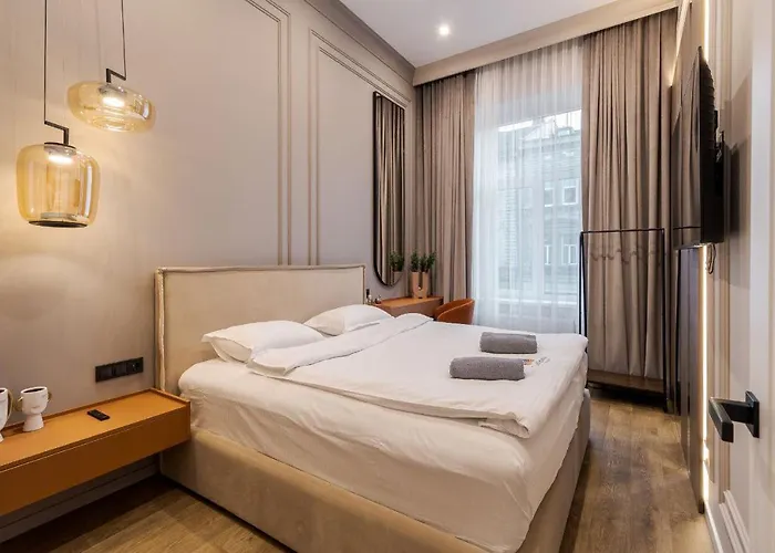 простора двокімнатна з ізольованими спальнями у центрі львова Lvov