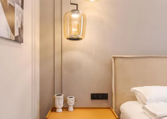 простора двокімнатна з ізольованими спальнями у центрі львова