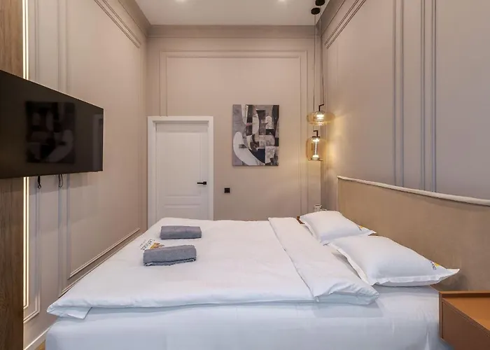 простора двокімнатна з ізольованими спальнями у центрі львова Apartmán