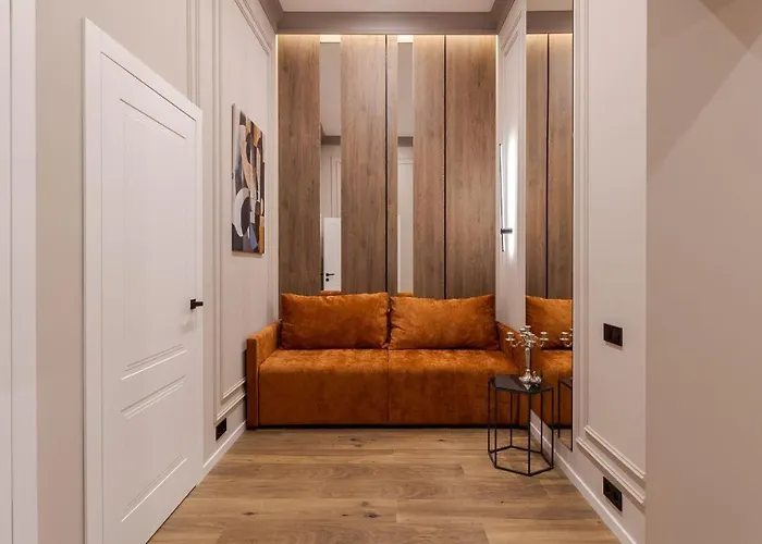 простора двокімнатна з ізольованими спальнями у центрі львова Apartment Lviv