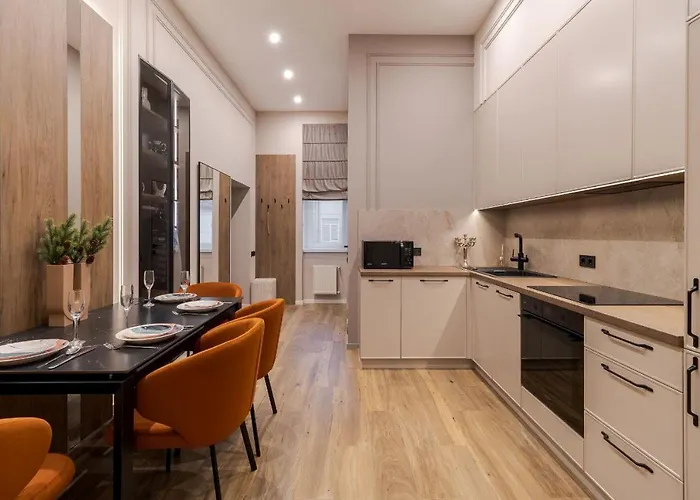 простора двокімнатна з ізольованими спальнями у центрі львова *