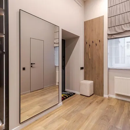 простора двокімнатна з ізольованими спальнями у центрі львова *