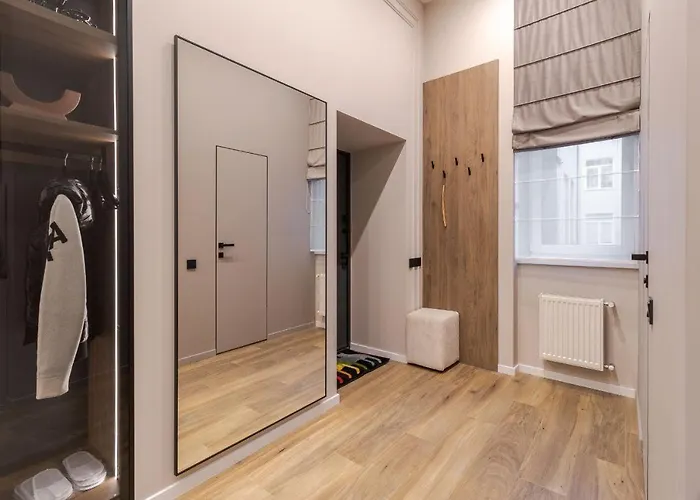 простора двокімнатна з ізольованими спальнями у центрі львова *